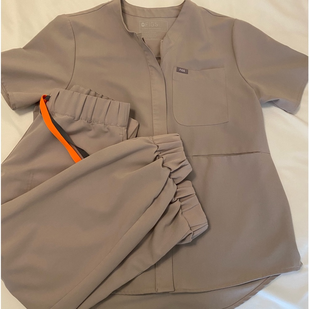 Figs Zipper Scrub Top & Petite Jogger Scrub Pants Size Small in Light Grey